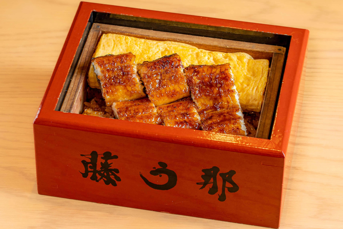 厚焼き卵が丸々1本入った食べ応えのある&ldquo;うなぎせいろ蒸し 3,200円(税込)&rdquo;