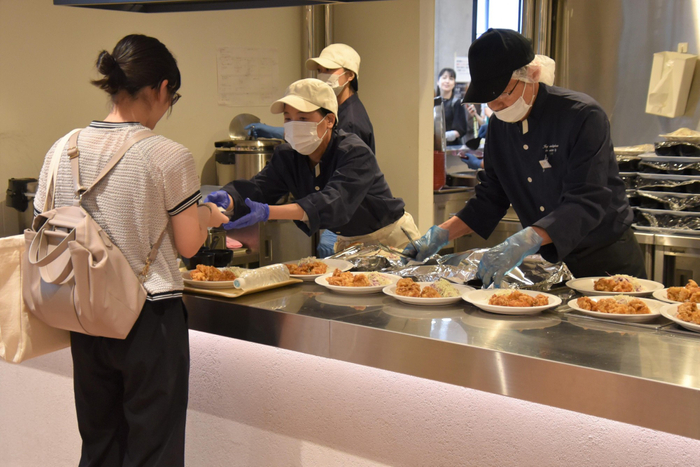 学食では唐揚げなどがメニューに