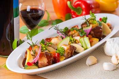 低温のオイルでじっくりコンフィされた、豚バラ肉の柔らかな食感をお楽しみください。