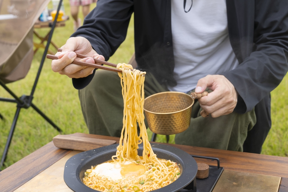 煮込み料理やスープにも。深さのある形状で幅広く活躍。