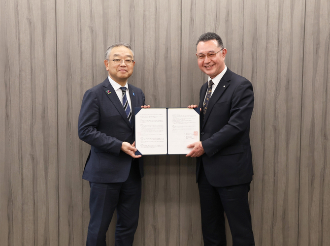 神奈川県福祉子どもみらい局　川名局長(左)、神奈川県住宅供給公社 専務理事　仲野(右)