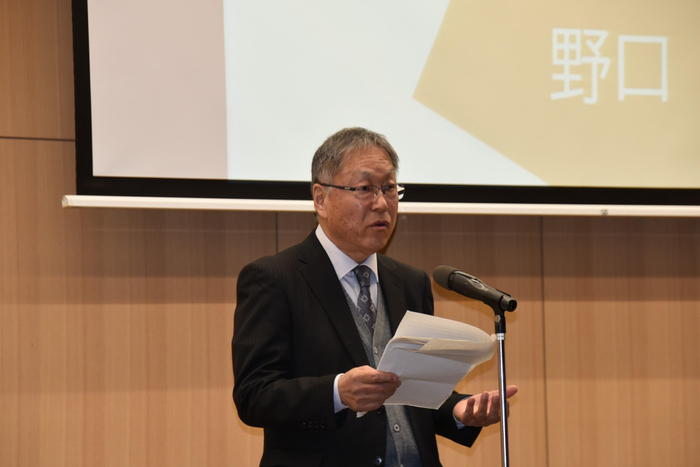 クロージングであいさつする野口学長