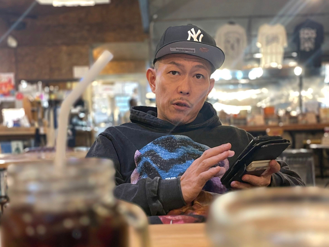 インタビュー休憩中のオフショット
