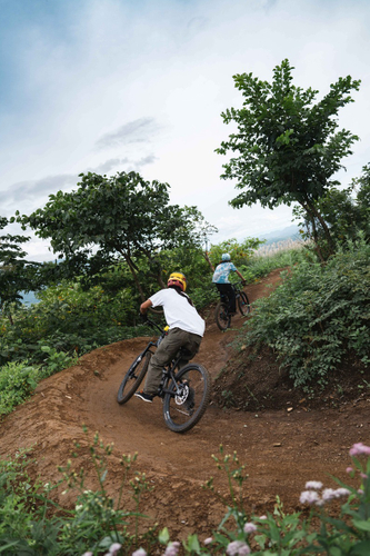 山道を駆け巡るマウンテンバイクコース