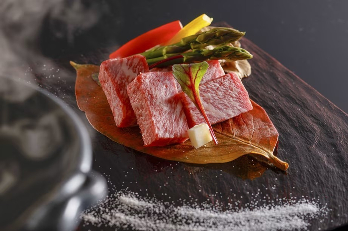 黒毛和牛料理［一例］　上質な和牛の旨味が口中に広がります