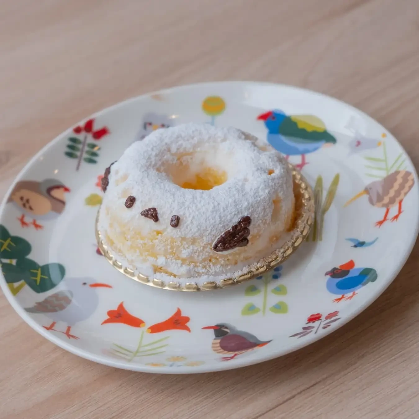 まんまるなシマエナガをイメージした、ホワイトチョコの焼きドーナツ♪ 思わず写真を撮りたくなる可愛らしい一品です。