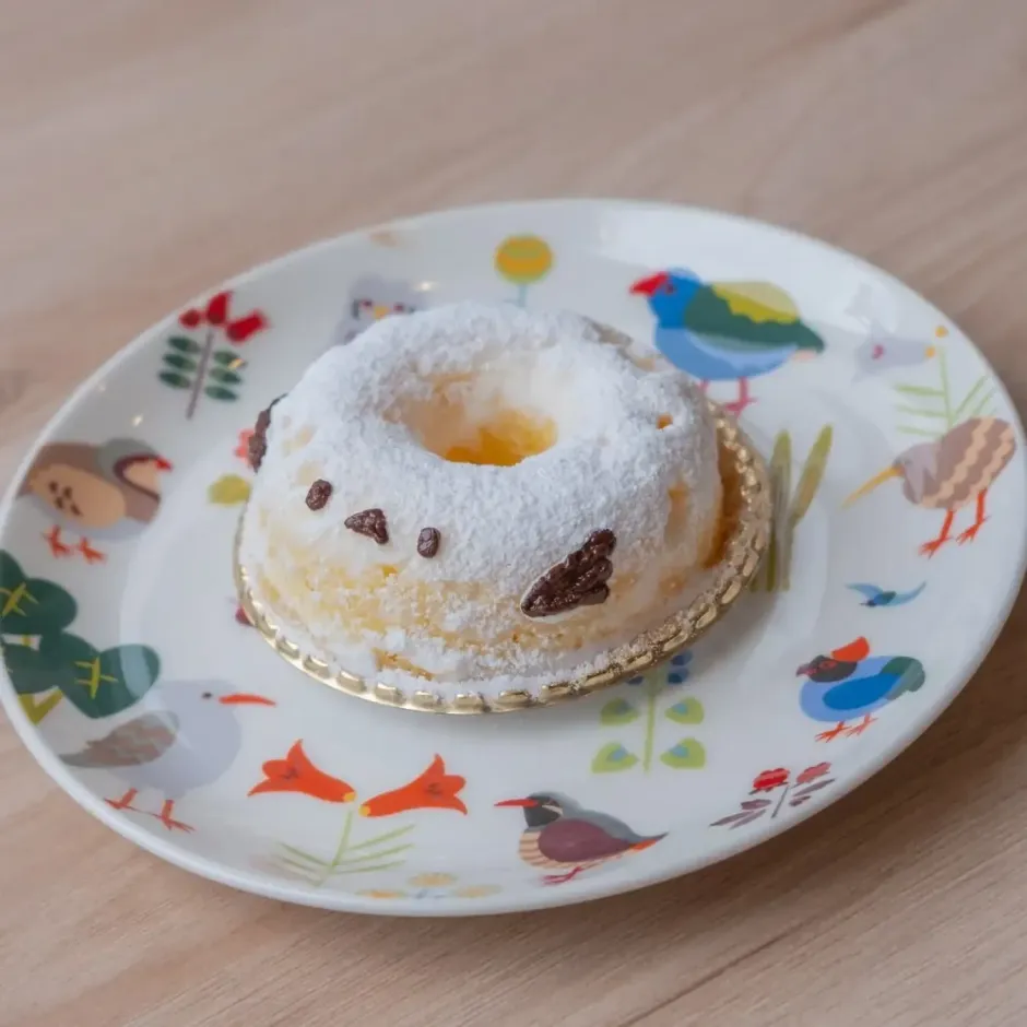 まんまるなシマエナガをイメージした、ホワイトチョコの焼きドーナツ♪ 思わず写真を撮りたくなる可愛らしい一品です。