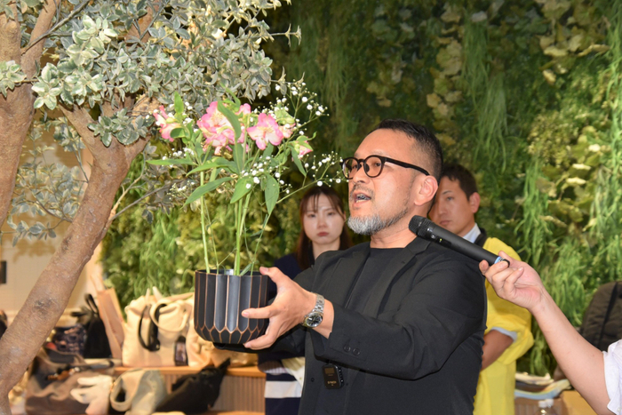 作品作りでアドバイスする講師の田中さん