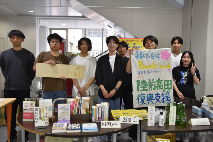 古本や陸前高田市の物産品を販売した学生たち