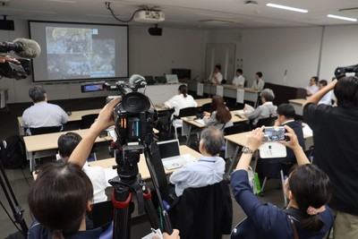 大勢のマスコミが詰めかけた記者会見