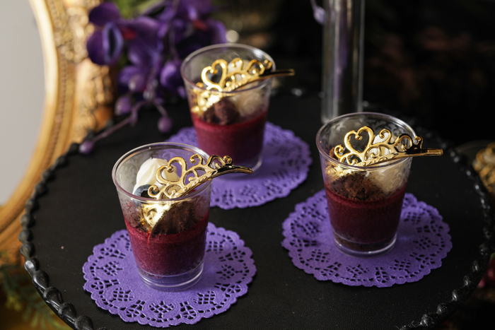 ▲&ldquo;王妃&rdquo;ブルーベリームース  さっぱりした味わいのムース。チョコレートサブレのザクザク感と、生クリームのまろやかさを合わせて楽しめる