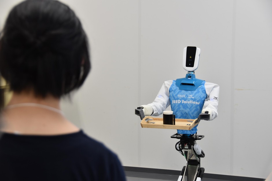 コーヒーを入れ、席まで運ぶロボットのデモンストレーション