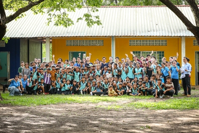 カンボジアでの医療支援活動に参加した医療従事者と現地の子どもたち。学校2施設で約300人を対象に健康診断・歯科検診を実施した。