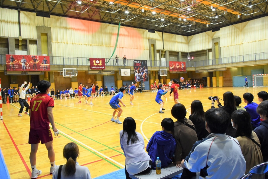 観客の前の目で試合が行われ、臨場感があるホームゲーム