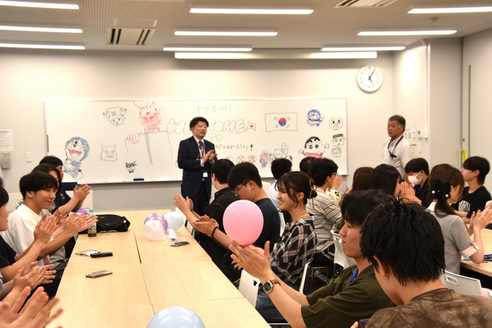 歓迎のあいさつをする川島准教授。右は稲葉名誉教授