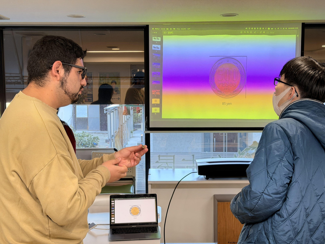 チリの通貨の紹介をする留学生