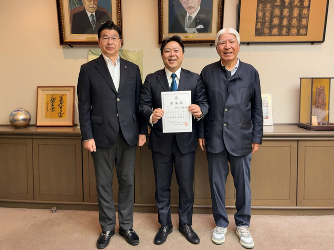 東京・墨田区役所で行われた委嘱状授与式（左から、山本亨墨田区長、和田音楽監督、墨田区文化振興財団・澁谷哲一理事長）