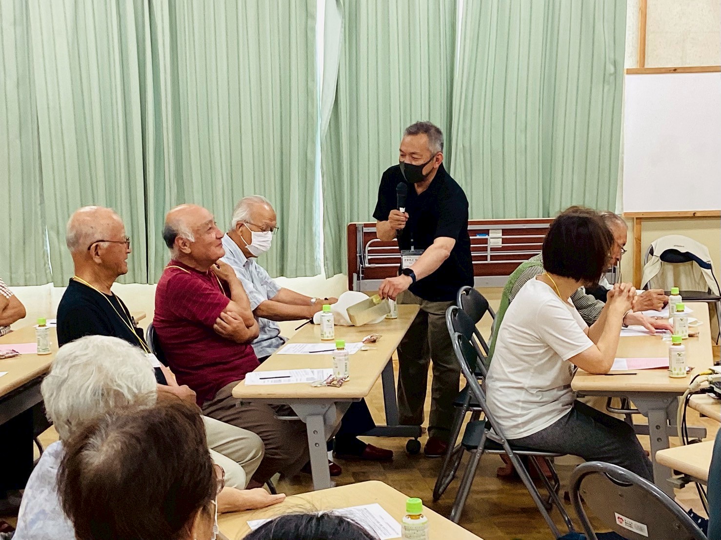 昭和の生活道具を見て思い出を語ってもらっている様子
