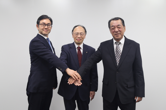 3社調印式写真