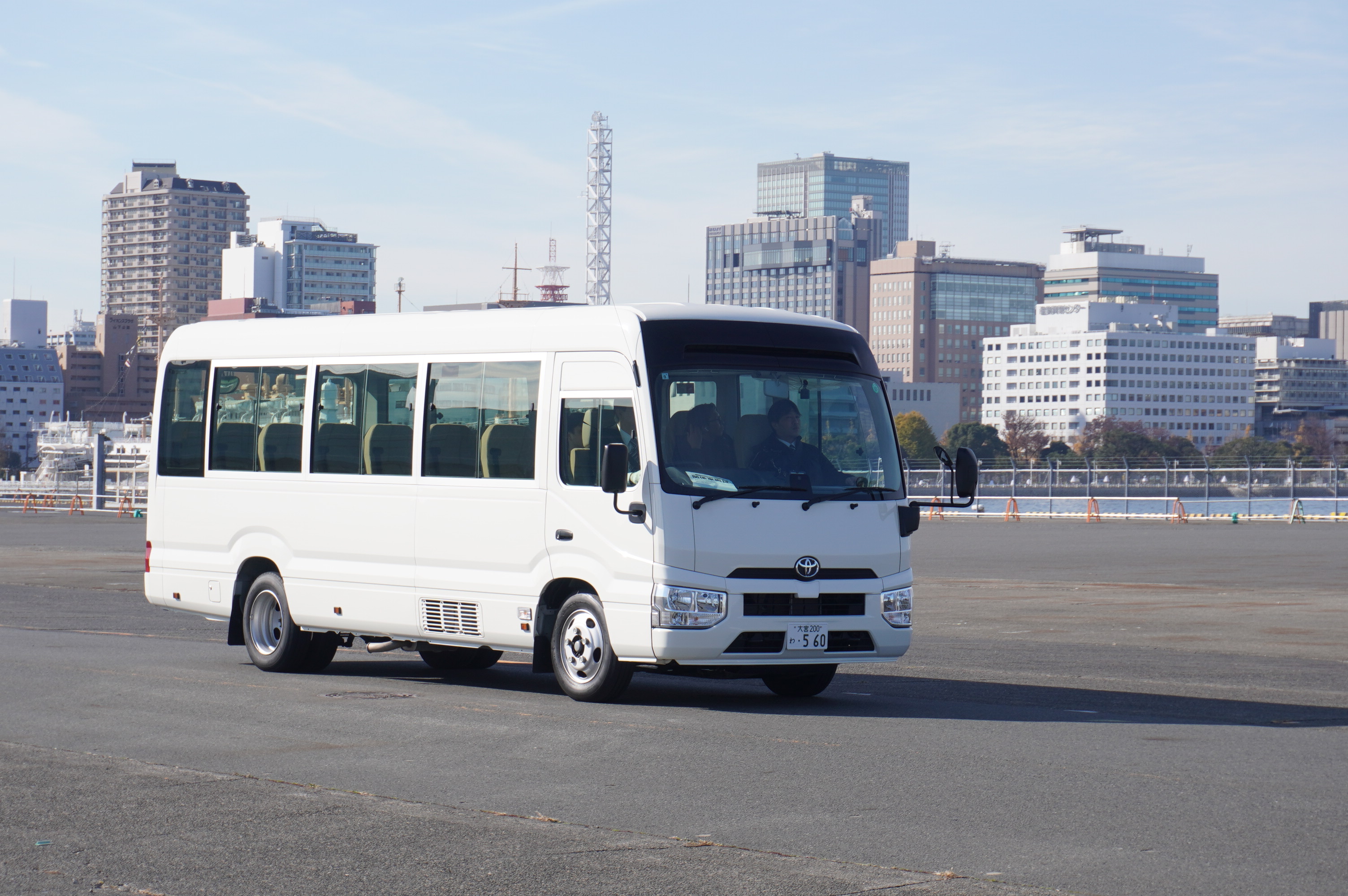 大新東の運転サービス士が、山下ふ頭エリアをマイクロバス （トヨタ コースター）で走行している様子