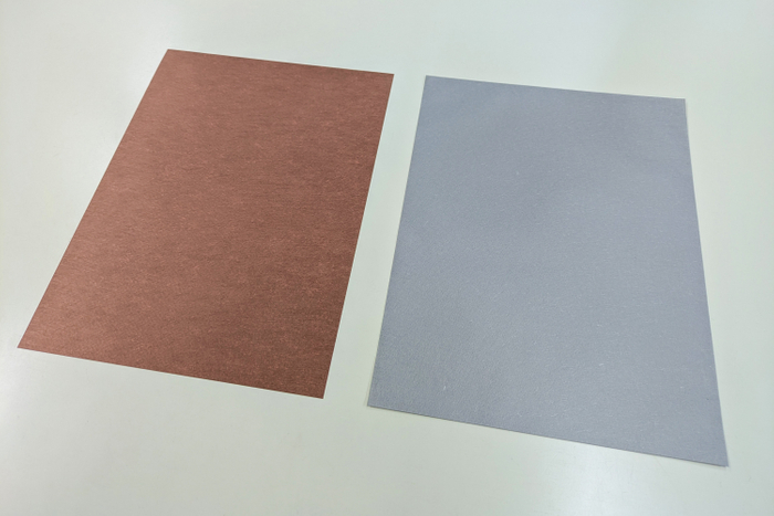 「三次元不織布集電体」(左：銅めっき品、右：アルミめっき品)