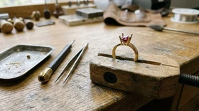原石選び・研磨・石留めを競うタイの宝飾番組「The Secret Gems」、おもいおが査定で確認する「仕上がり」の見方を公開