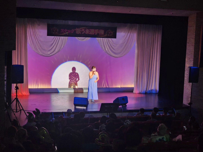 ステージで歌声を披露する出場者