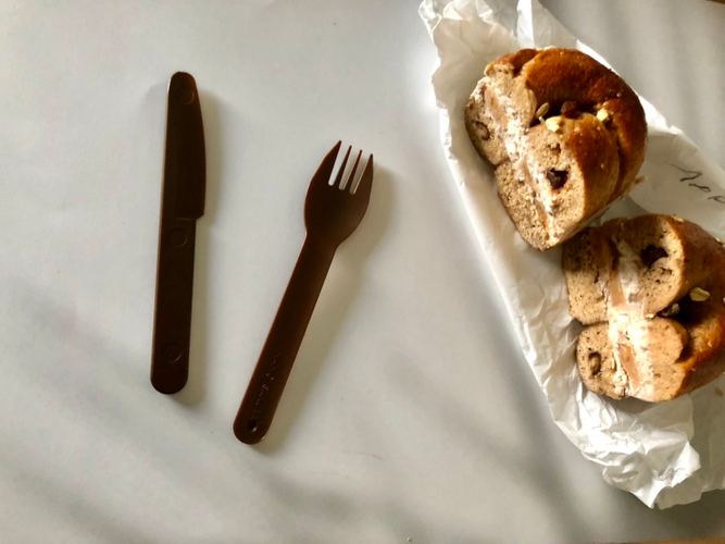 サルガッサムを原料として作った生分解性プラスチック製カトラリー 2