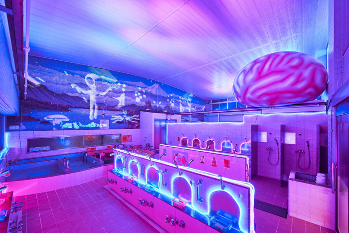 巨大脳みそが輝くサイバーな浴室空間