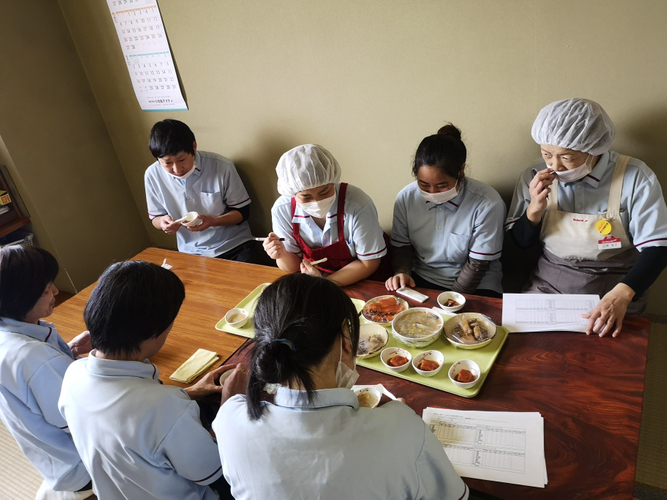 メニュー試食会の様子