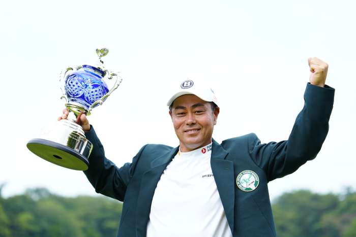 優勝カップを掲げる谷原 秀人選手