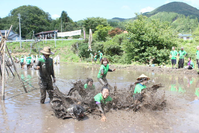 泥の中で体を動かす非日常体験を
