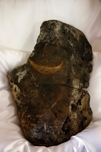 霊石・三日月石（人吉市指定文化財）。