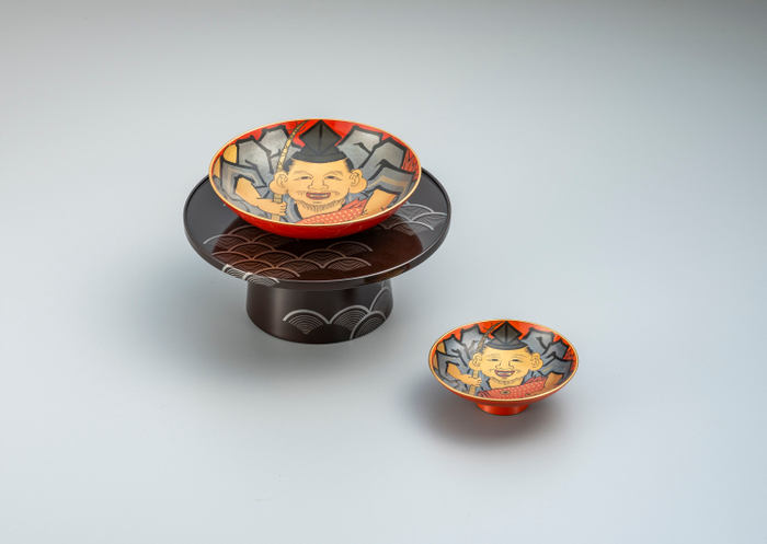 恵比須漆絵蒔絵盃・青海波文蒔絵盃台　白鹿記念酒造博物館蔵　撮影：山崎兼慈