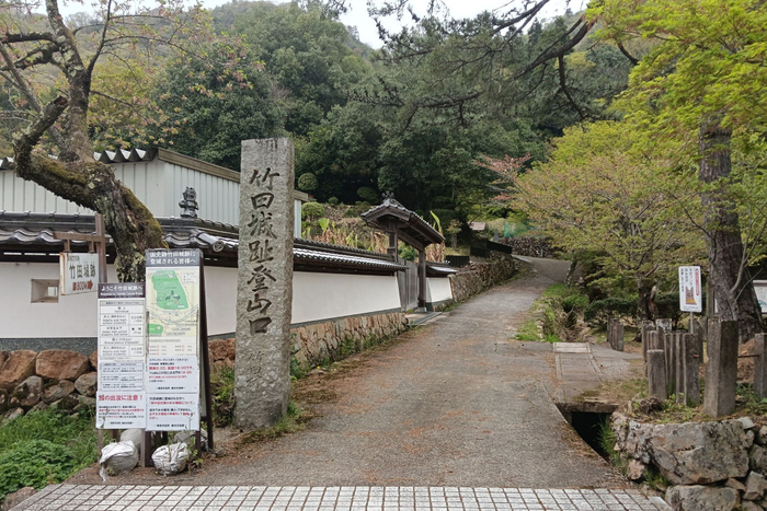 宿屋 天空の裏手側にある、竹田城跡の登山口