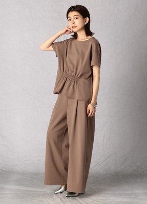 トップス 9,900円、パンツ 11,000円(すべて税込)