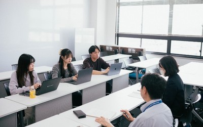学生がイベント企画について打ち合わせを行う様子