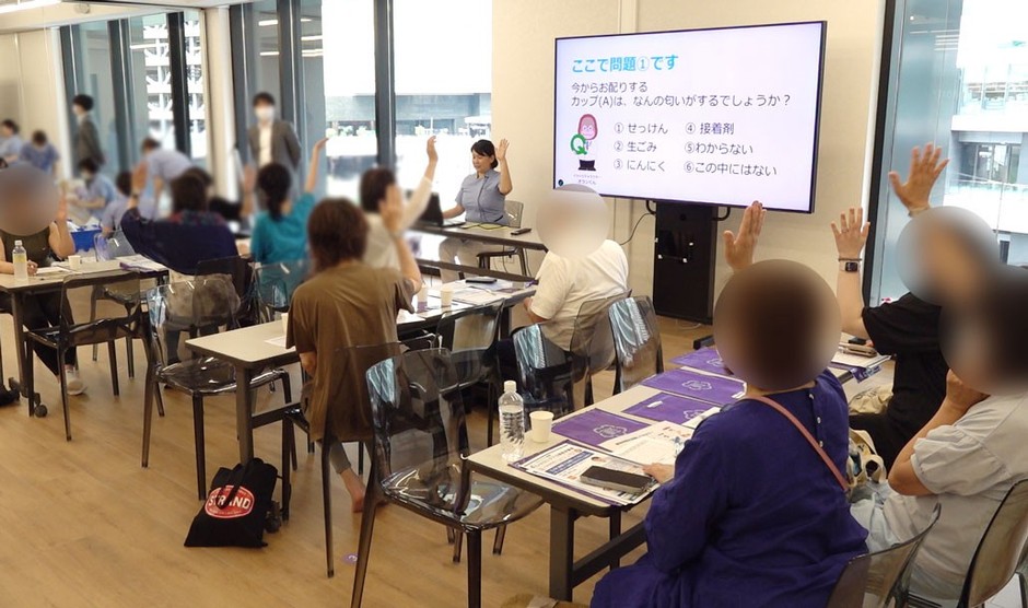 カップの匂いを嗅ぐ検査を実施中