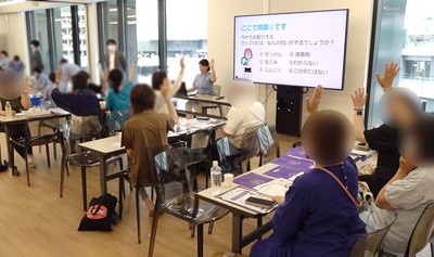 カップの匂いを嗅ぐ検査を実施中