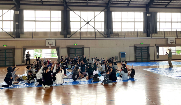 ゲームの説明を聞く子どもたちの様子