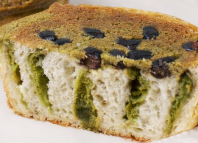 天面のダマンド生地と異なり、中はしっとりとした口あたり。北海道産小麦のデニッシュ生地と織りなす断面がとってもキレイ！