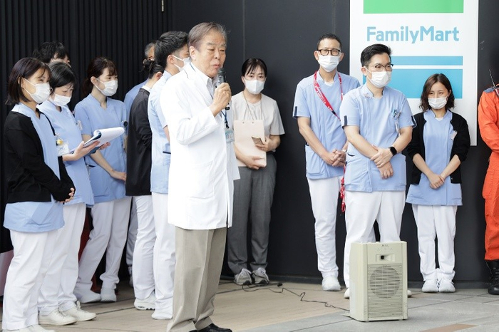 病院長による講評の様子