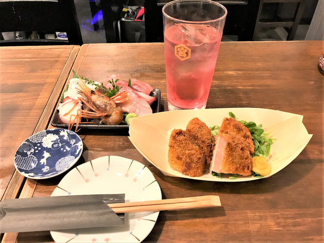 名物せんべろ刺盛り、バイスサワー、厚切りハムカツ