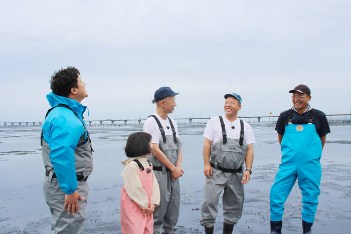 潮干狩りに挑戦する4人（左から木村昴、永尾柚乃、小峠英二、西村瑞樹）