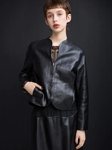  本革特有のハードなイメージはなく、大人のエッジが効いたモード感とフェミニンさも香る。曲線のカッティンで軽いカーディガンのようなイメージのレザーアウター。