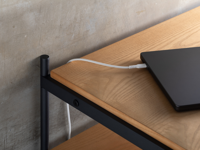 背面にケーブルが通るイメージ