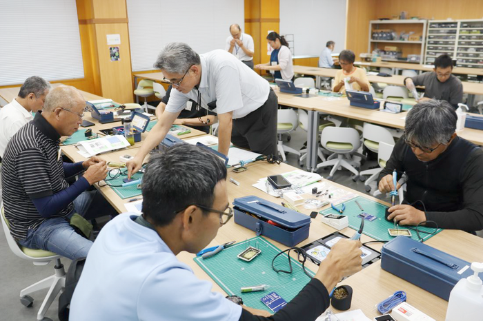 電子部品は慎重にはんだ付けしていきます