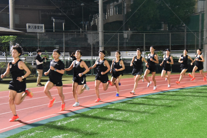 練習を公開した女子駅伝部の選手たち