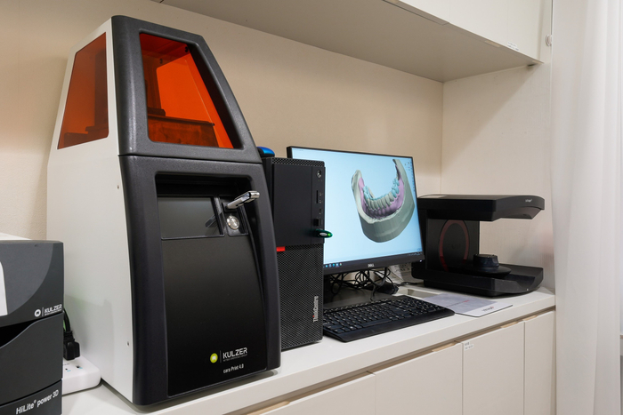 6. 技工所 左から 3Dプリンター、PC、入れ歯データ読み取り機械