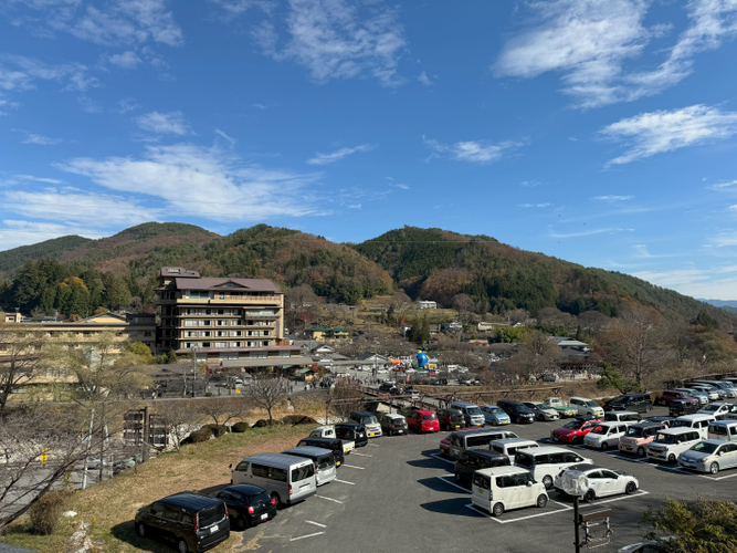 100台収容可能な旅館の大型駐車場